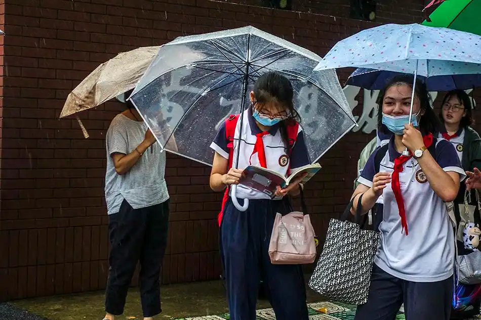 迎战灿都上海停课1天半家长中午接小学生放学