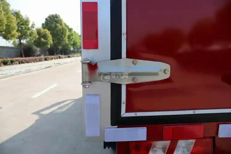 陕汽轩德翼9单桥国六蓝牌厢式货车后门细节