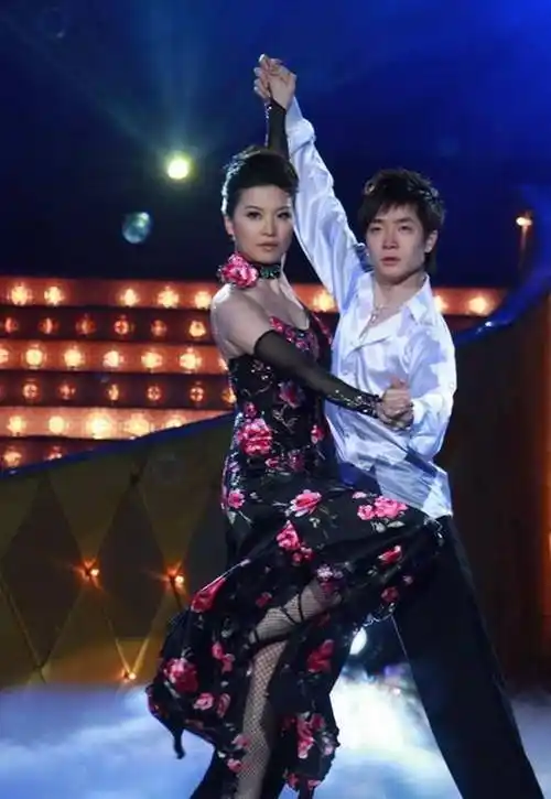 陈蓉4岁还不会说话,却成为了一名主持人,她的双胞胎女儿好可爱_上海