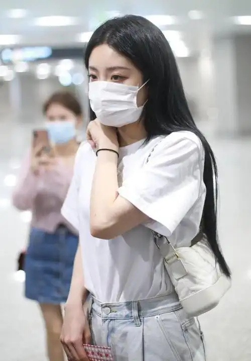 > the9喻言青春小清新白t牛仔裤机场照图片(4/5)