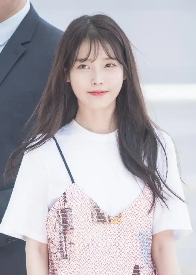 李智恩iu清新可爱街拍图片