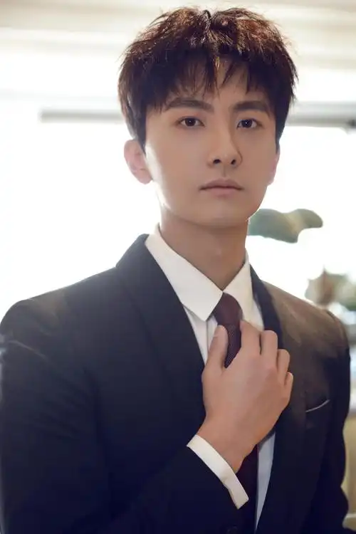 牛骏峰 今晚身着纯黑色西装亮相《演员请就位》终极盛典