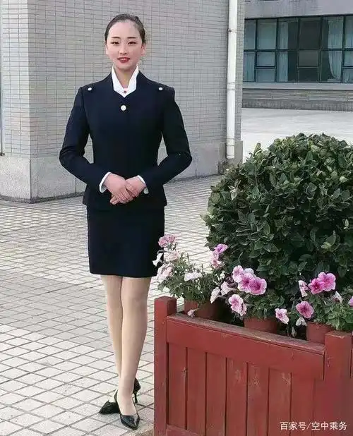 视频演示空乘站姿的步骤要领