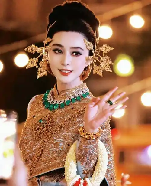 范冰冰高调回归,泰式装扮撞脸葫芦娃蛇精,还是蛮漂亮的