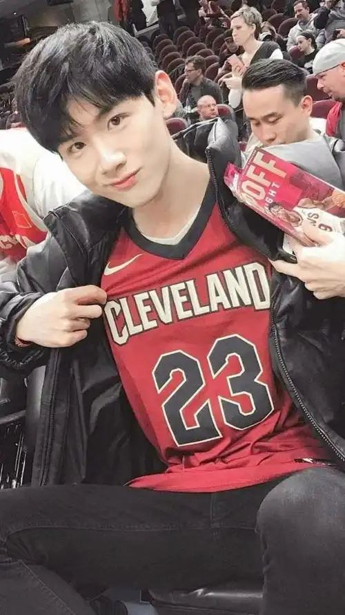 不过好多俱乐部的新赛季球衣也太抓人眼球了,难怪连白敬亭,鹿晗