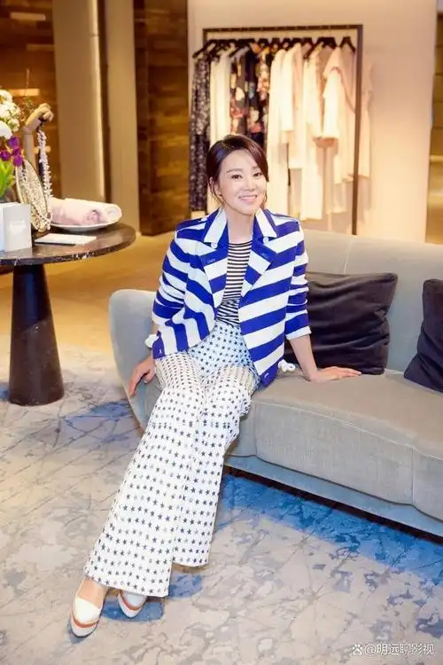 闫妮有一种与生俱来的幽默感,说话的速度慢悠悠的,看起来有些迷迷糊糊