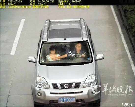男人开车,要管好右手!车内亲热乱摸,均违法,后果很严重!