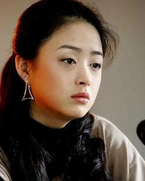 传统观念中,女性过了一定年龄就会被社会淘汰,但蒋欣用实际行动证明了