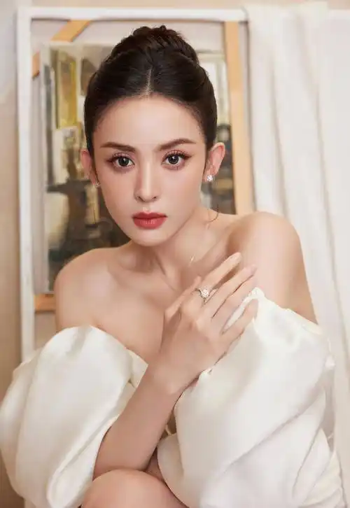 古力娜扎美照曝光,卷发搭配白色抹身材裙,散发着迷人魅力