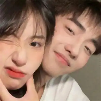 甜蜜亲吻的亲亲真人情侣头像甜到爆