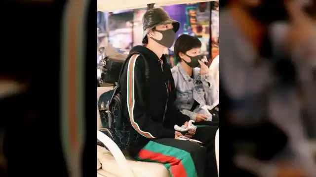 肖战王一博泰国机场照出炉,看两人的私服穿搭,明显肖战更胜一筹