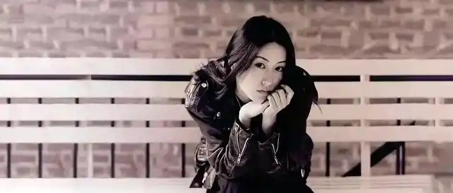 走出窦唯与王菲故事的姜昕,在《花开不败》中陪你跳《蹦嚓嚓》