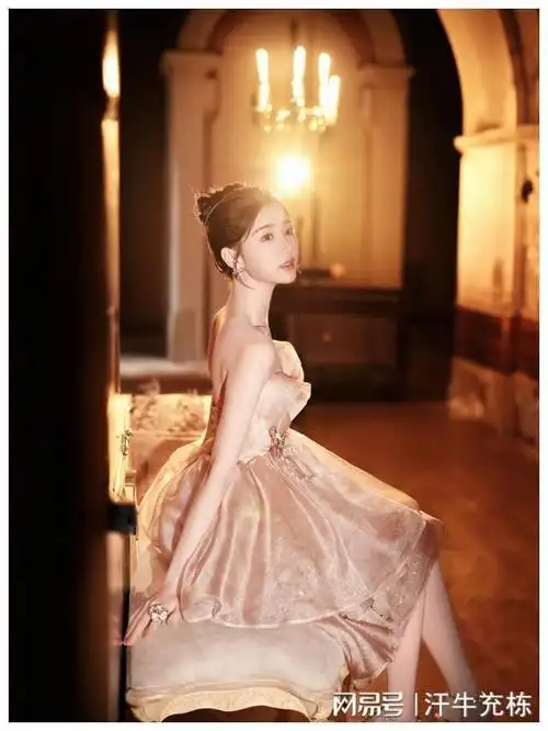 毛晓彤金粉色蝴蝶抹胸公主裙太美了,锁骨精致美腿抢镜,撩人心弦