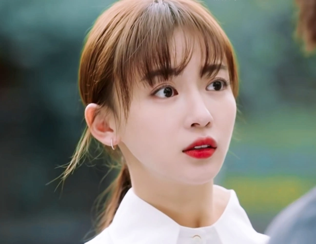 正青春殷桃造型油腻抱歉我只看到吴谨言尴尬浮夸的演技