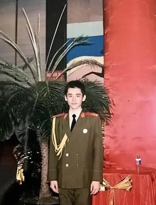 沈腾年轻的时候图片军装(军装男星大盘点!