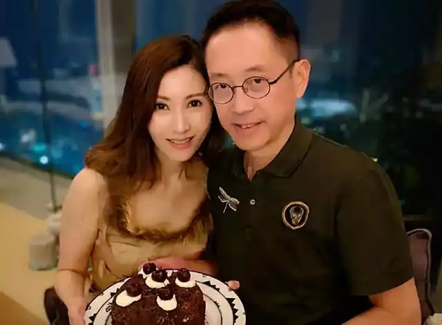 在李嘉欣36岁生日之际,刘銮雄以神秘人"the one"的身份,在香港各大