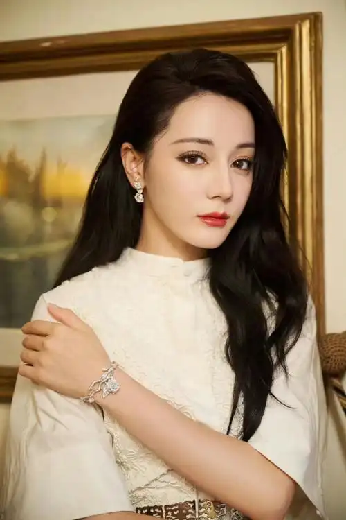 迪丽热巴#迪丽热巴这张脸就是用来震撼巴黎的!