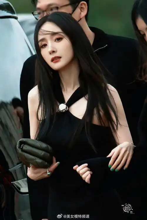 杨幂出席巴黎时装周黑长直黑色礼服又美又飒