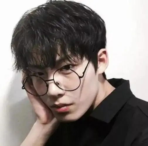 男生好看的蓬松烫发,彰显出十分迷人的韩范_发型造型_宝妈时尚生活网