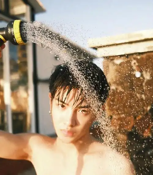 黄明昊冬日出逃泳池大片,带你一秒入夏,姿态潇洒,笑容纯真