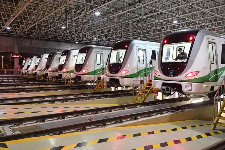 1月1日凌晨拍摄的在屯里车辆段内等待检修的地铁列车.