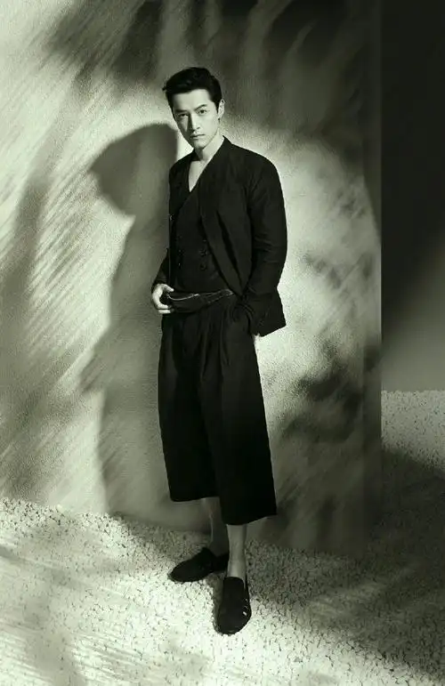 114胡歌今天一组最新写真大片曝光在的黑白