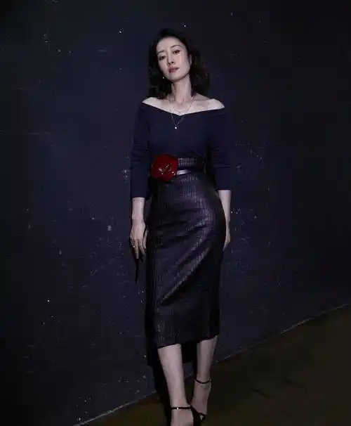 刘敏涛出圈后更放开了,穿牛仔连体裤秀纸片身材,44岁美的像24岁_造型