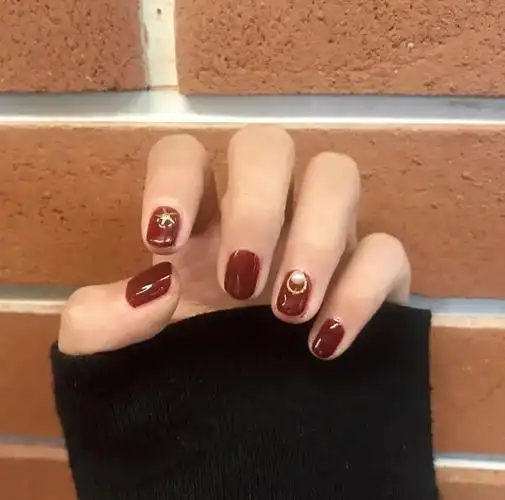 美甲图片2020新款式 爆款(3款仙气显白的美甲款式)