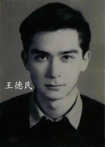 历史书上的是为了不让女生犯花痴,居然不放他们年轻时的照片