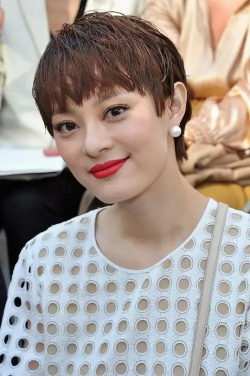 无修镜头中的孙俪看着五官真挺大的,虽然短发像出油了,但很精致|妆容