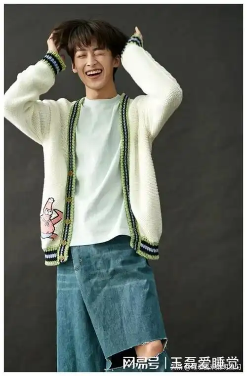 何洛洛什么神仙颜值啊,阳光帅气迷人十足,微微一笑很倾城!