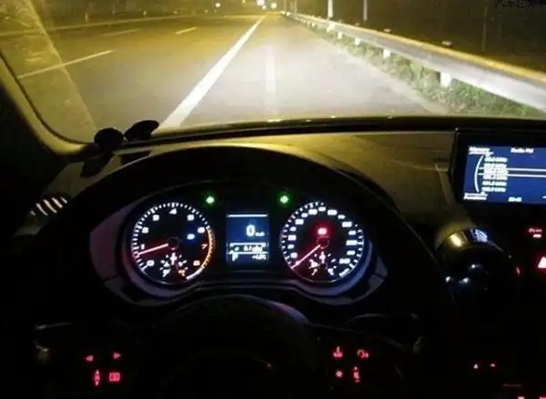 夜间开车的驾驶技巧!深深记住这8条,老司机和新司机都很受用
