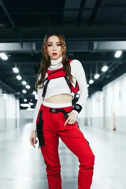 瘦身成功邓紫棋超美粉色连体短裤甜美可爱却被金毛狮王发抢镜