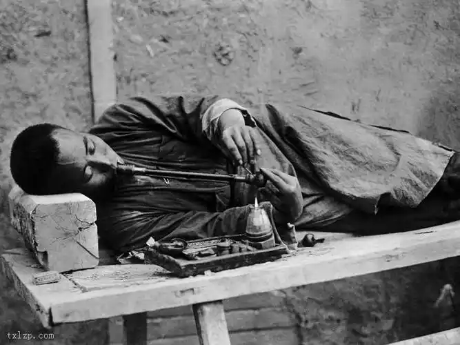 清朝末年中国人吸食鸦片真实老照片