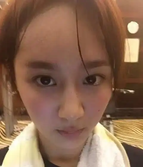 娱乐圈的女明星卸妆后关晓彤卸妆后皮肤皙白看到杨紫真实了