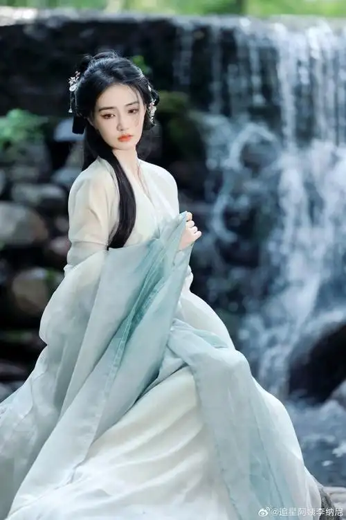 徐璐古风写真#徐璐古风写真96璐璐好适合古风造型~仙女下凡,清冷感