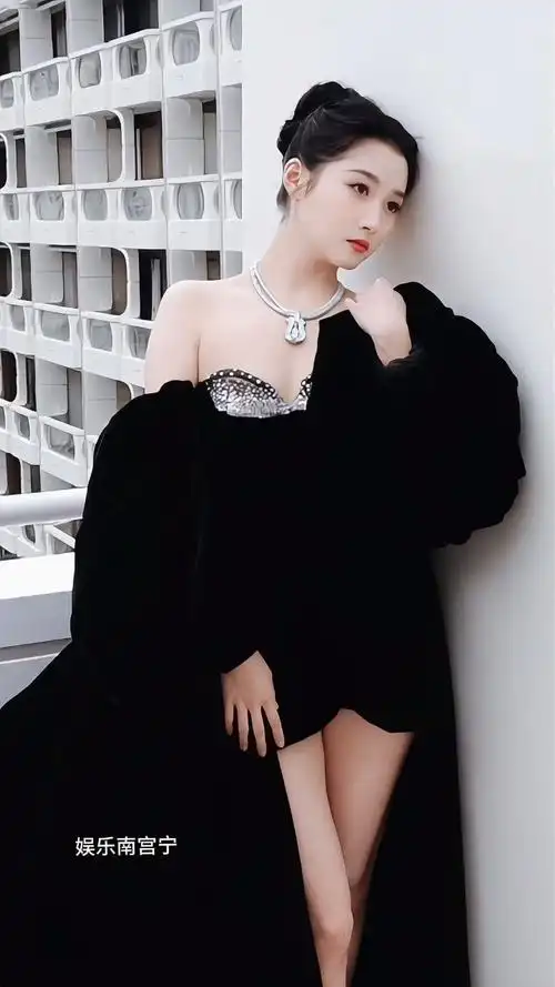 关晓彤黑天鹅造型美出圈,逆天大长腿,身材简直美呆了