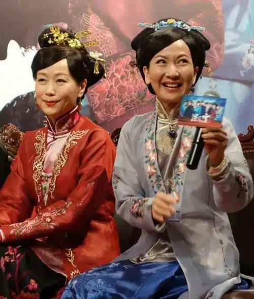 叶童陈美琪再合作12日下午,大型年代情感电视剧《深宅雪》在古镇木渎