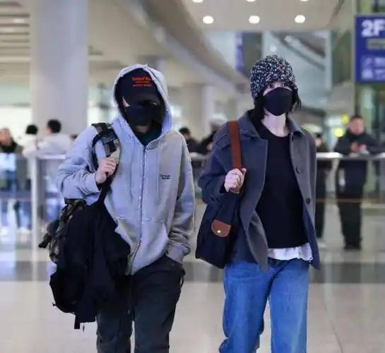 54岁窦唯现身灵隐寺头顶后脑勺大片秃顶与同龄王菲状态差太远