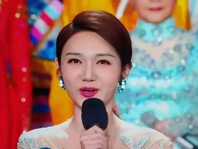 龙洋主持春晚人气爆棚,网友:董卿后继有人,春晚大有希望!