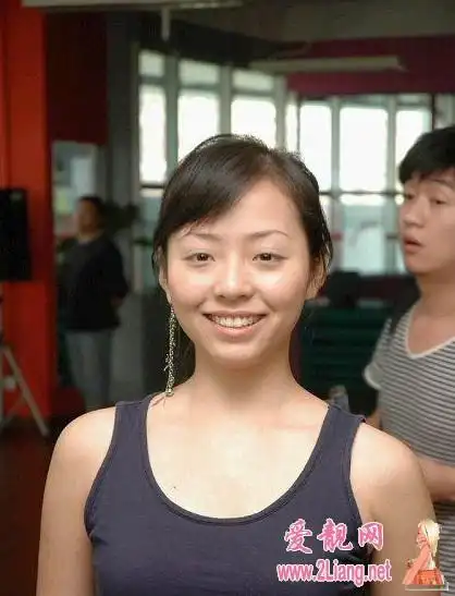 歌手张靓颖素颜 一个令人赞叹的纯天然美女_脸部变美_医学美容_爱靓网
