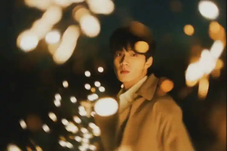 刘耀文两周年惊喜vcr穿着驼色大衣站立在烟火中韩剧男主既视感