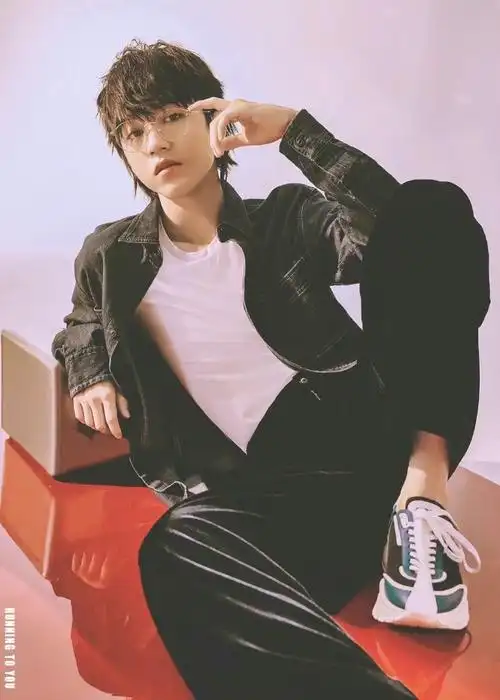 男明星狼尾发型#王俊凯狼尾造型狠狠的爱住了溢出屏幕的帅气 漫画男