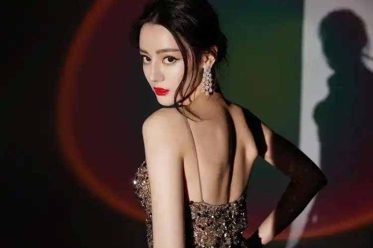 我为什么感受不到迪丽热巴「绝世」般的美貌?我的审美与主流脱节了吗?