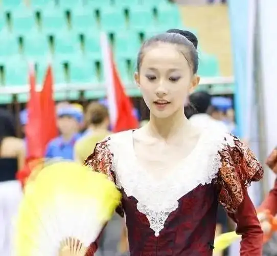 172cm的身高,纤细的身材,加上艺术体操运动员的气质,张豆豆一度被封为