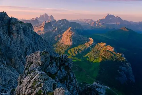 行走在多罗米蒂高山之巅