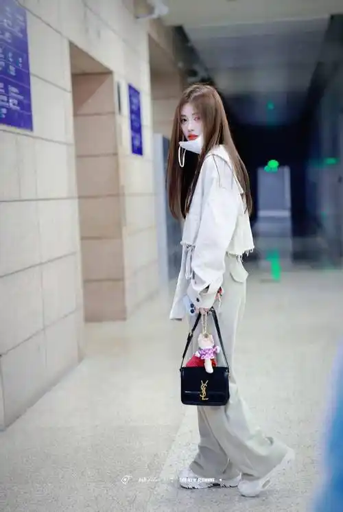 鞠婧祎回国机场自拍,生图堪比精修,难怪颜值那么多_气质_少女_五官