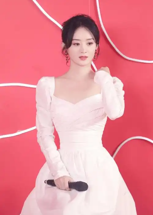 生图下的赵丽颖颜值也挺高,穿小白裙宛若仙子,就是身材太瘦了