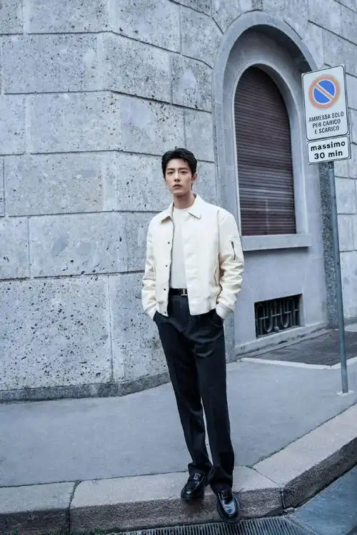 肖战米兰之行街拍图释出 穿白色休闲夹克硬朗又尽显温柔_影视资讯网
