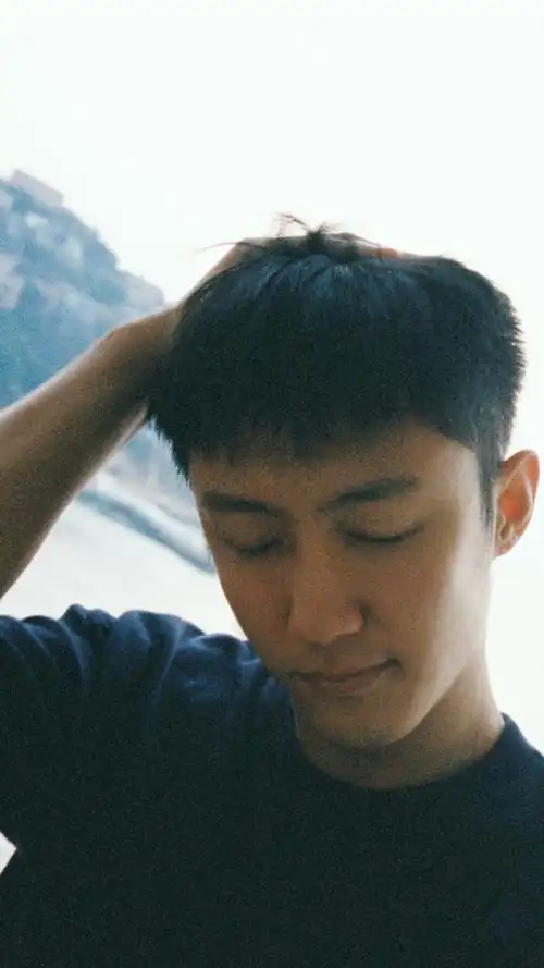 黄景瑜治愈系写真来袭一脸呆萌的模样真可爱